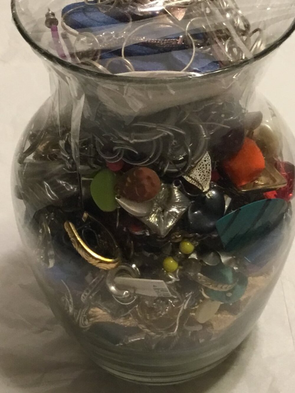 Very heavy vase filled with a large amount of old used and broken jewelry - Picture 2 of 12